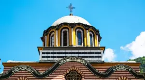 Виц на деня: Български депутат отишъл в църква да се изповяда