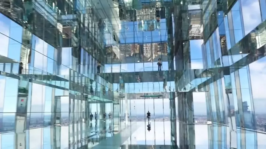 Туристи се разхождат в небето (ВИДЕО)