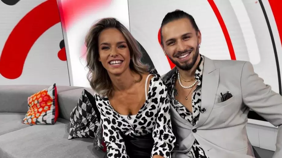 Гаджето на Папи Ханс си показа дупето (СНИМКИ)