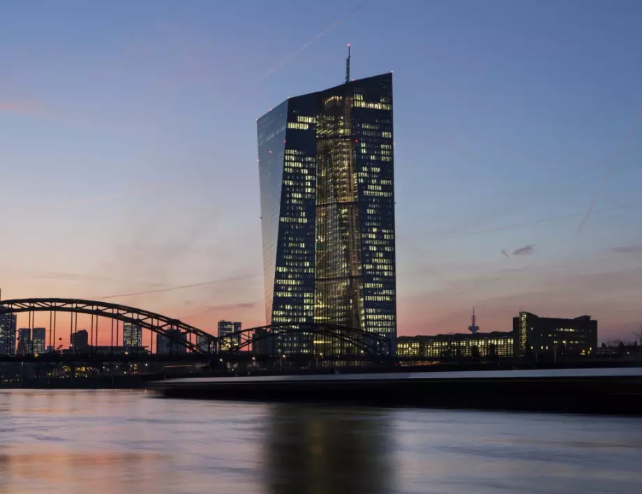 ЕЦБ прекратява политиката на стимули, вдига лихвите