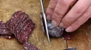 Ето така се приготвя най-вкусната луканка