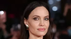 Гаф с прическата на Анджелина Джоли предизвика фурор (СНИМКИ + ВИДЕО)