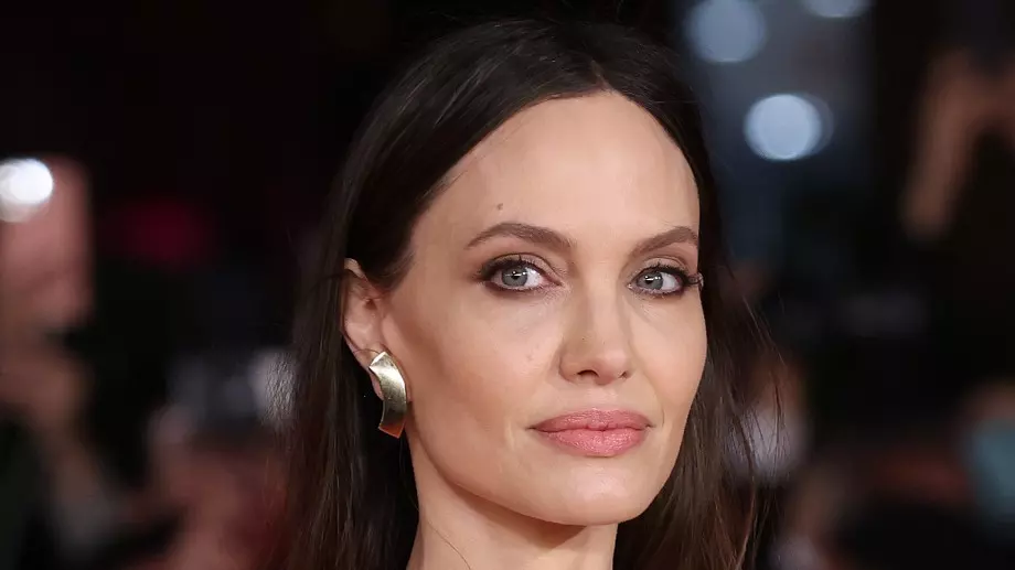 Гаф с прическата на Анджелина Джоли предизвика фурор (СНИМКИ + ВИДЕО)