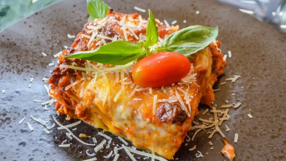 Бърза лазаня у дома със специален сос