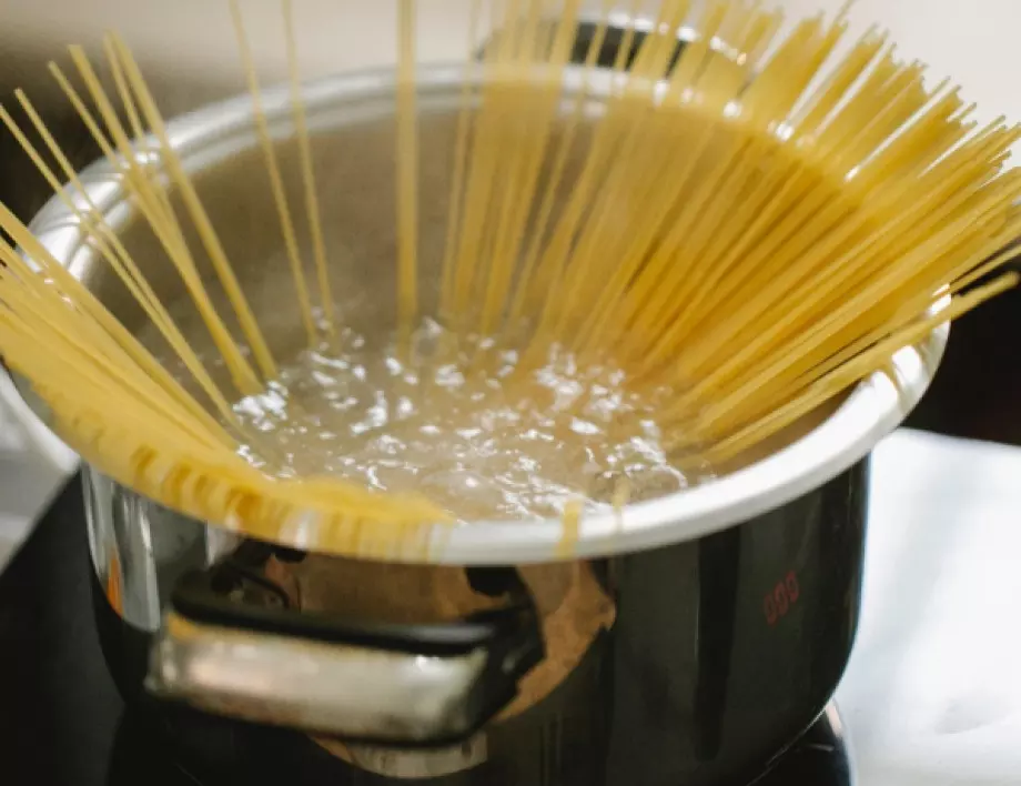 6 необичайни причини да не изхвърляте водата от макароните