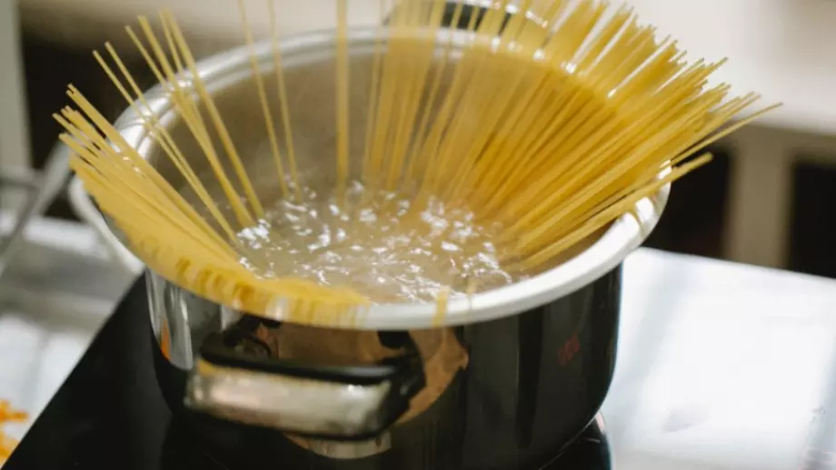 Никога повече няма да изхвърлите водата от сварените спагети! Ето защо