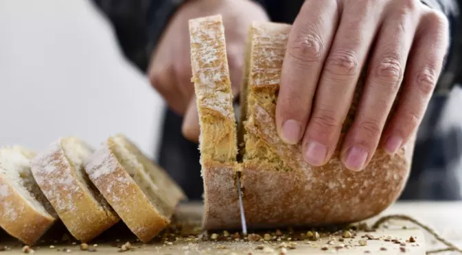 Най-вкусният аламинут от стар хляб, поръсен с кашкавал - ето как да го приготвите