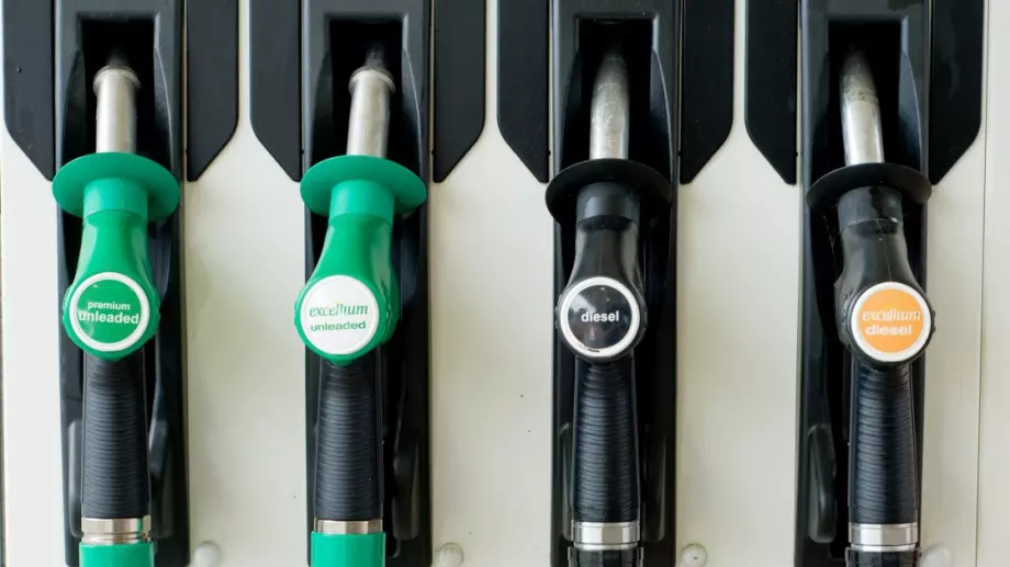 Гърция е на нокти: Бензинът скача до 3 евро за литър