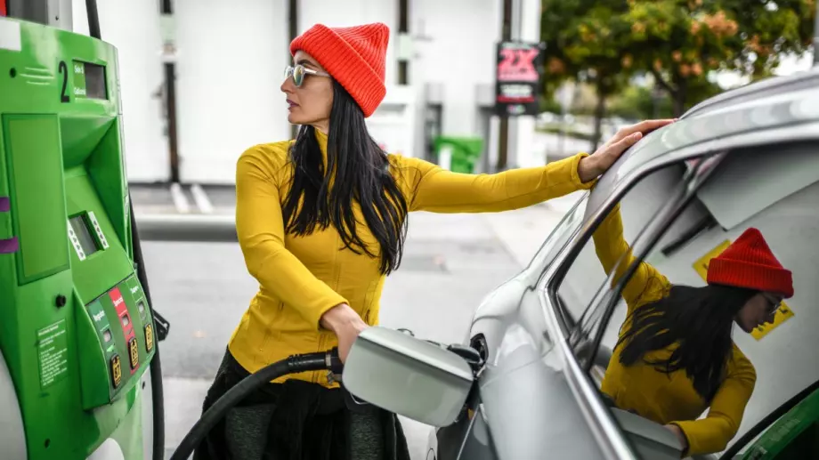 27% от шофьорите тръгват пеш, ако горивото прехвърли 3 лв. за литър, сочи анкета