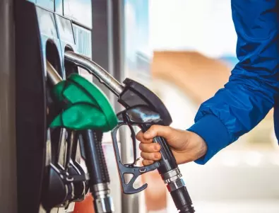 През март бензинът поскъпна средно с 30 стотинки за литър
