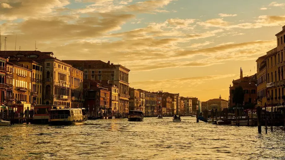 Ето защо Канале Гранде във Венеция е зелен (СНИМКА)