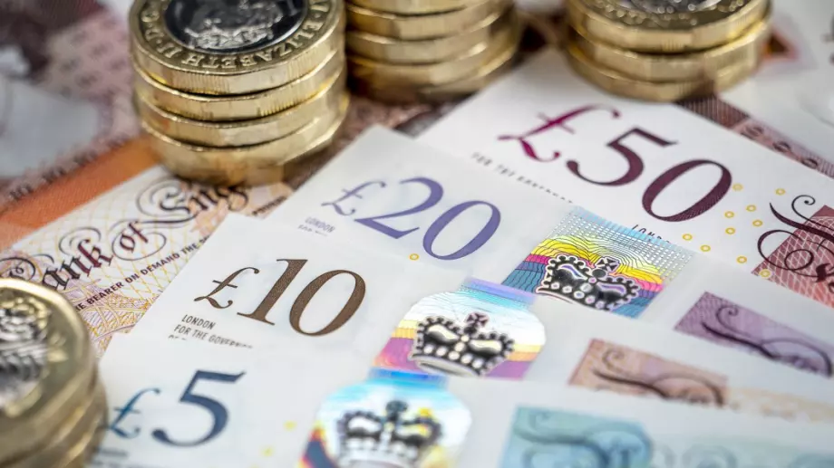 Великобритания вдига минималната заплата, но инфлацията също расте