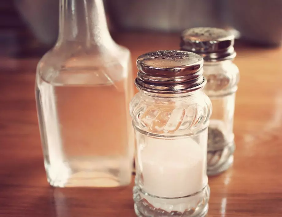 Защо хитрите домакини винаги държат чаша със сол и оцет в ъгъла?