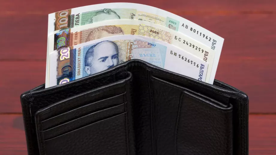 Увеличават с 30% заплатите на служителите в НОИ с най-ниски възнаграждения