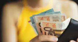 Виц за 22 март 2023: Жена дала пари на сляп човек