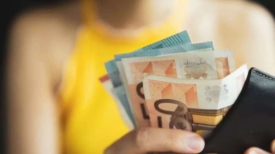 Виц за 22 март 2023: Жена дала пари на сляп човек