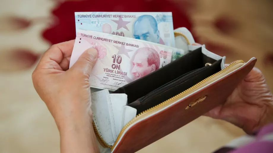 Турция вдига заплатите, за да спаси хората от убийствената инфлация?