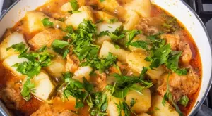 Вкусна картофена яхния с пилешко месо   