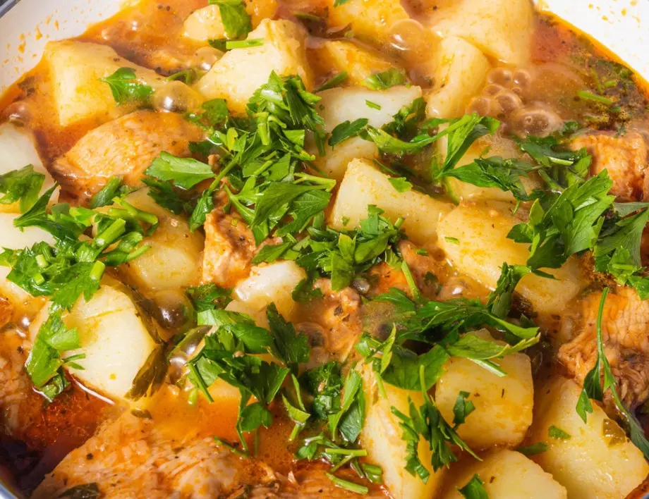 Традиционна бабина яхния с картофи и чесън