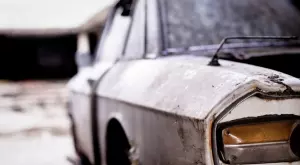 От 47 години кола е паркирана на едно и също място