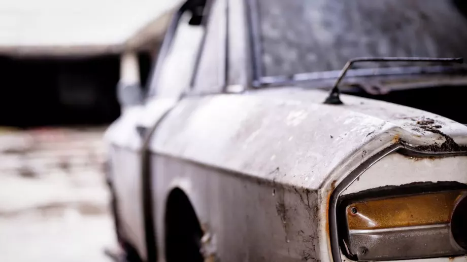 От 47 години кола е паркирана на едно и също място