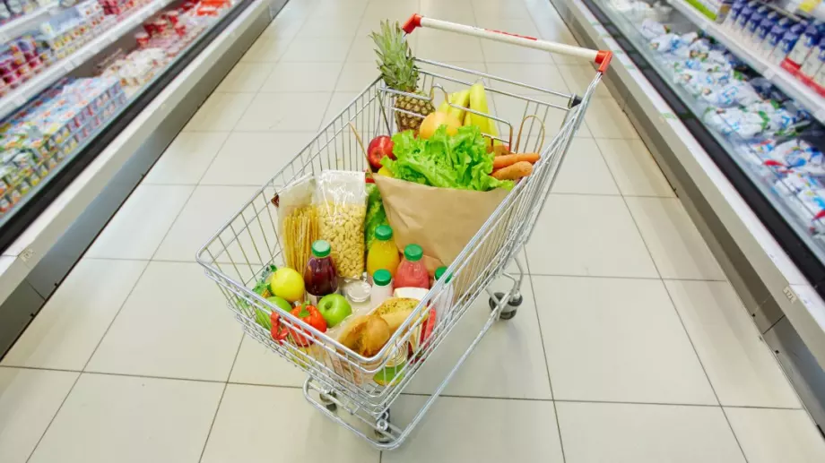 Колко храни можем да купим със средна заплата у нас и в Европа?