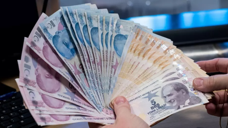 Турската лира потъна към нови рекордни дъна след преизбирането на Ердоган