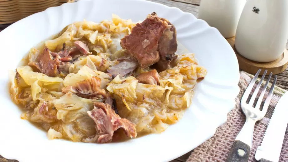 Класика: Свинско с кисело зеле