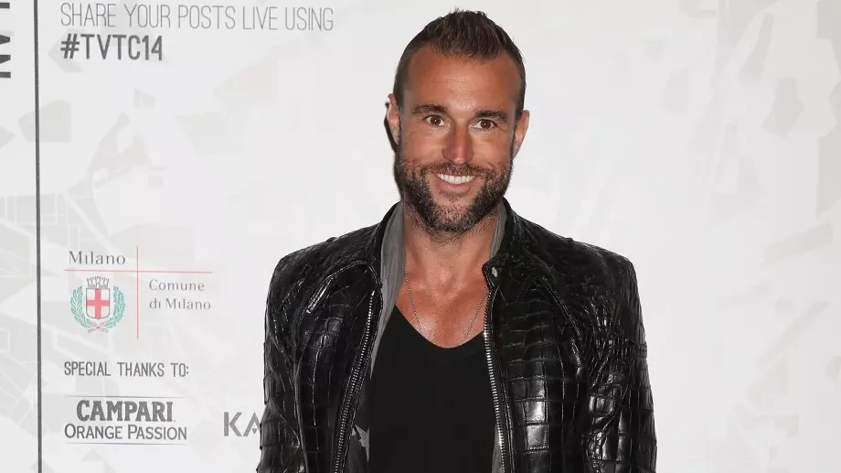 Разгледайте луксозния дом на Филип Плейн (ВИДЕО)