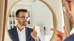 Виц за днес: В бижутерия влиза млад мъж