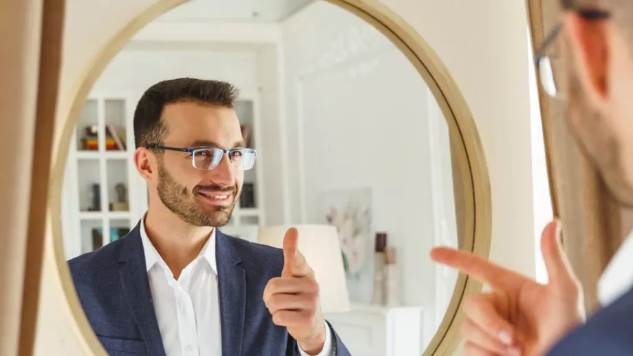 Виц за днес: В бижутерия влиза млад мъж