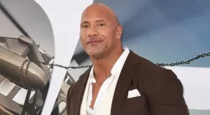 Скалата спира да използва истински оръжия във филмите си