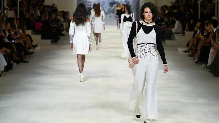 Българката Белослава Хинова отново дефилира за Chanel