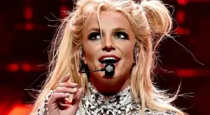 Бритни Спиърс захвърли дрехите и шокира феновете (ВИДЕО)