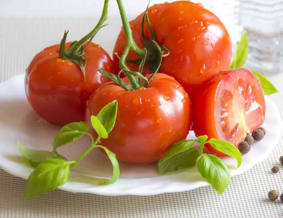 Направете тези 5 неща и доматите ще са огромни и сочни