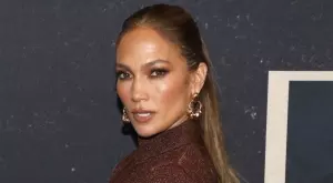 Дженифър Лопес разкри как се грижи за кожата си (ВИДЕО)