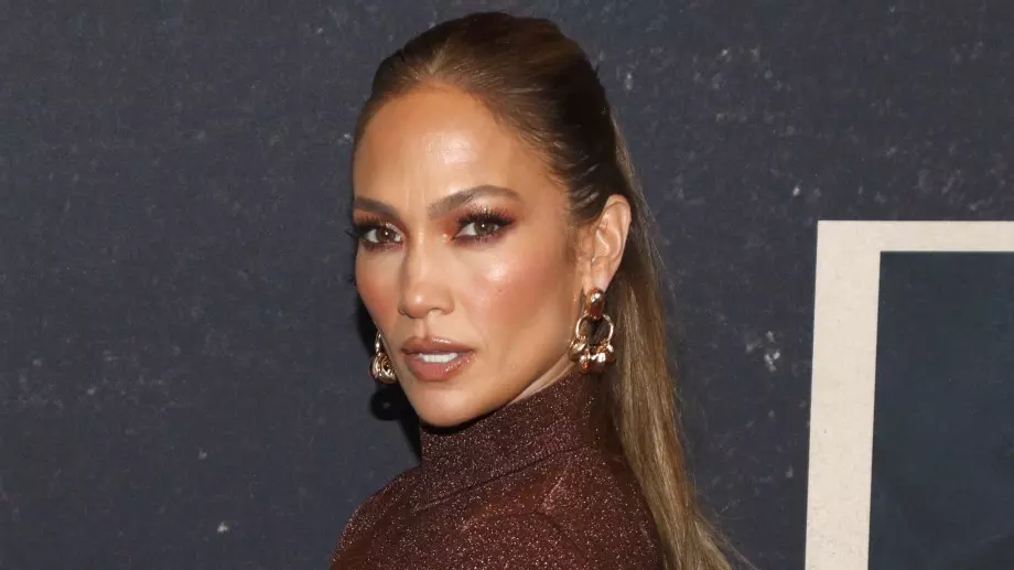 Дженифър Лопес разкри как се грижи за кожата си (ВИДЕО)