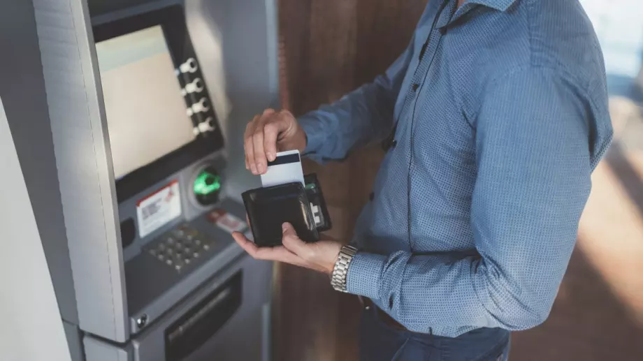 Банки у нас предлагат облекчени условия за работещите на минимална заплата