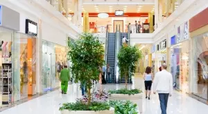 Защо големите търговски вериги вече няма да унищожават непродадените дрехи?