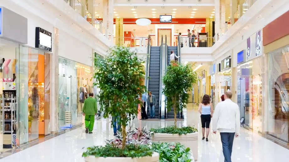 Защо големите търговски вериги вече няма да унищожават непродадените дрехи?