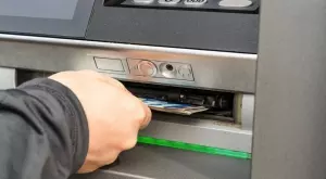Слагат такса за внасяне на пари през банкомат