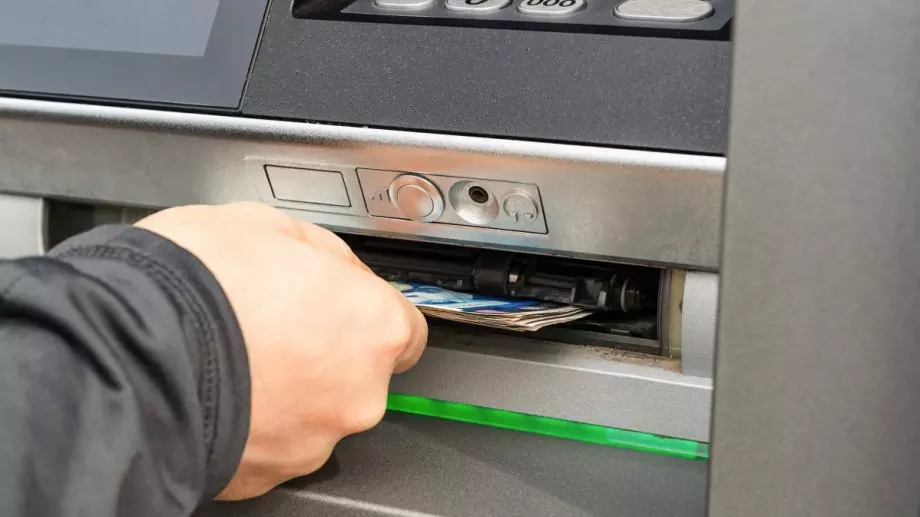 Слагат такса за внасяне на пари през банкомат