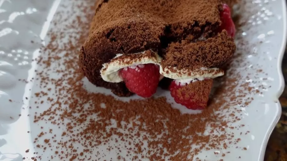 Кето шоколадово руло по рецепта на Силвена Роу (ВИДЕО)