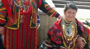 Силата на волята: Жена с увреждания плете родопски терлици