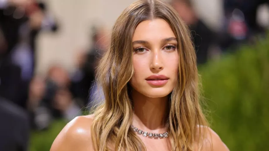 Хейли Бийбър се съблече за Victoria’s Secret (СНИМКИ)