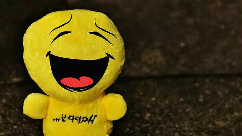 Виц на деня: Жена се забавлява с войник