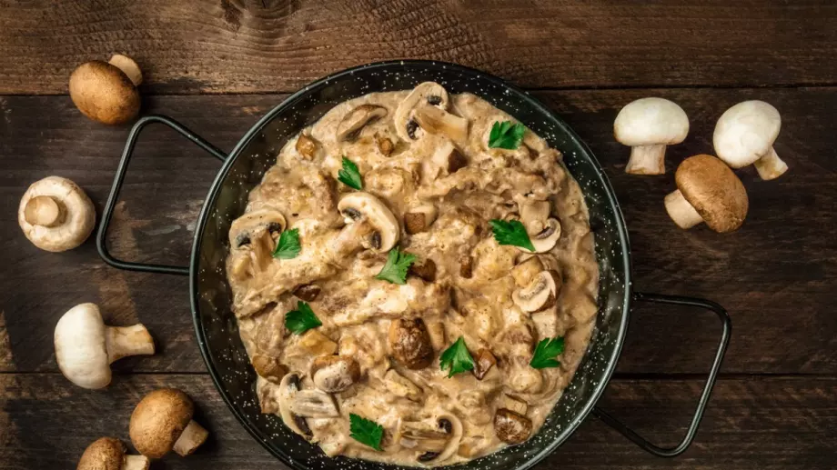 Бърз и вкусен гъбен пастет с лук и моркови