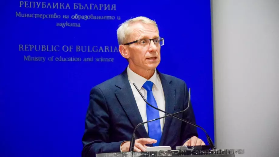 Министър Денков потвърди вдигането на учителските заплати