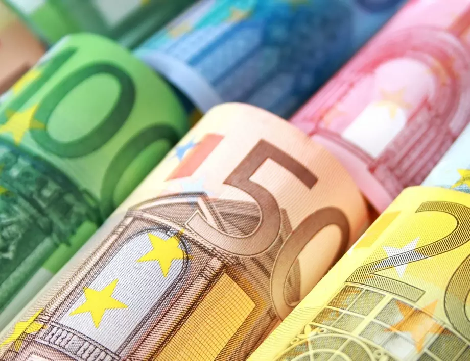 Минималната работна заплата в Гърция ще достигне 703 евро през май