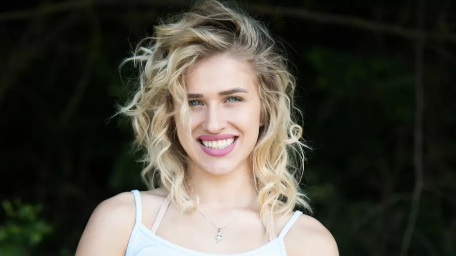 Елизабет от "Игри на волята" се показа полугола в снега (СНИМКА)